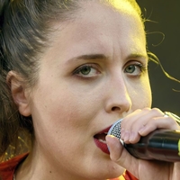 Alice Merton Naken