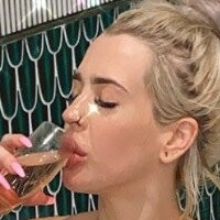 Billie Loves Naken