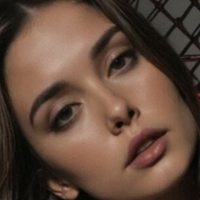 Emilia Iva Naken