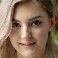 Eva Elvie Naken