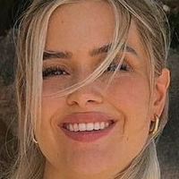 Laura Michelle Naken
