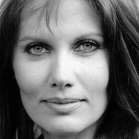 Maud Adams Naken